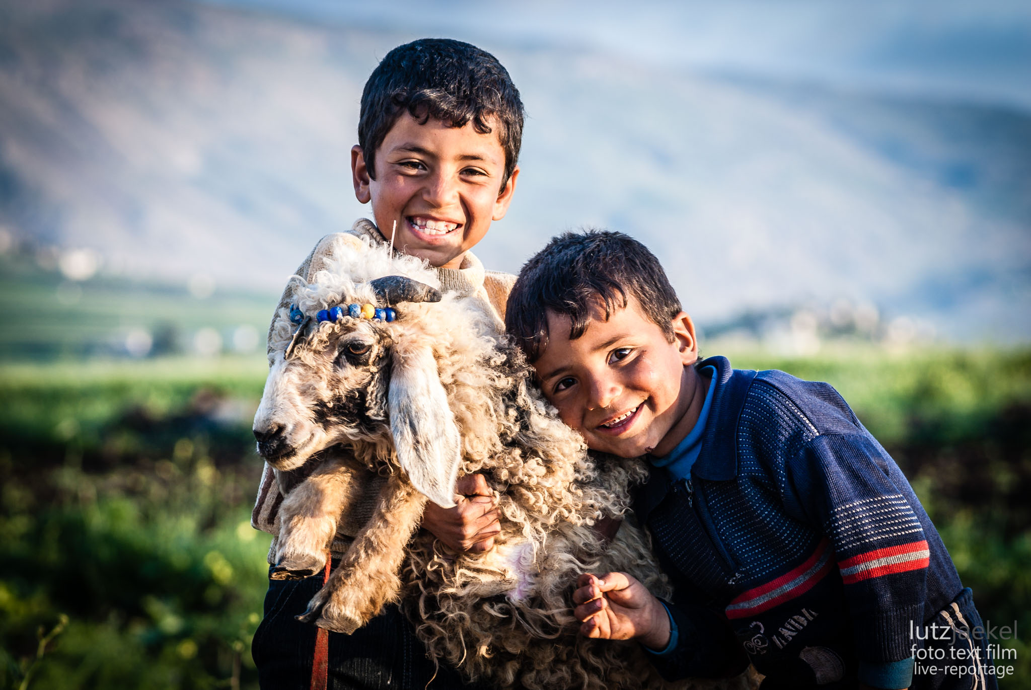 Asien, Syrien: Jungen mit ihrem Schaf im Orontes-Tal, Naehe antiker Stadt Apamea.