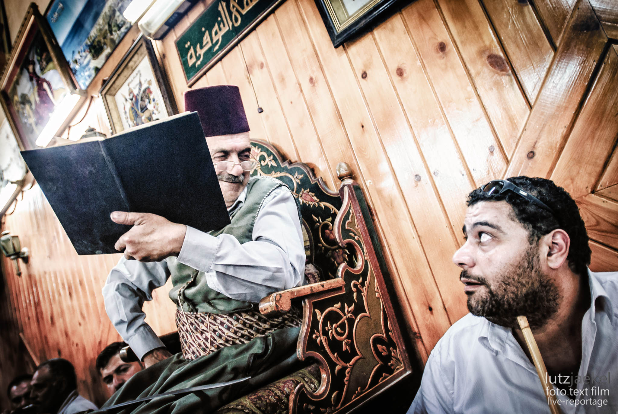Syrien, Damaskus. Café Noufara mit dem Hakawati (Geschichtenerzaehler) Abu Schadi.